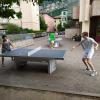 Alcuni studenti stanno giocando a ping pong